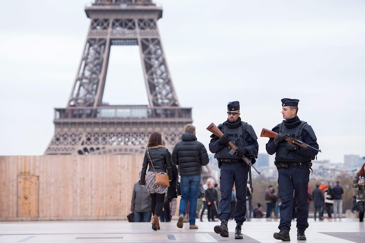 HOR101. Paris (France), 14/11/2015.- Policemen patrol near to the Eiffel tower in Paris, France, 14 November 2015. The French government declared a state of emergency, tightened border controls and mobilized 1,500 soldiers in consequence to the 13 November Paris attacks. At least 120 people have been killed in a series of attacks in Paris on 13 November, according to French officials. Eight assailants were killed, seven when they detonated their explosive belts, and one when he was shot by officers, police said. (Francia) EFE/EPA/MARIUS BECKER