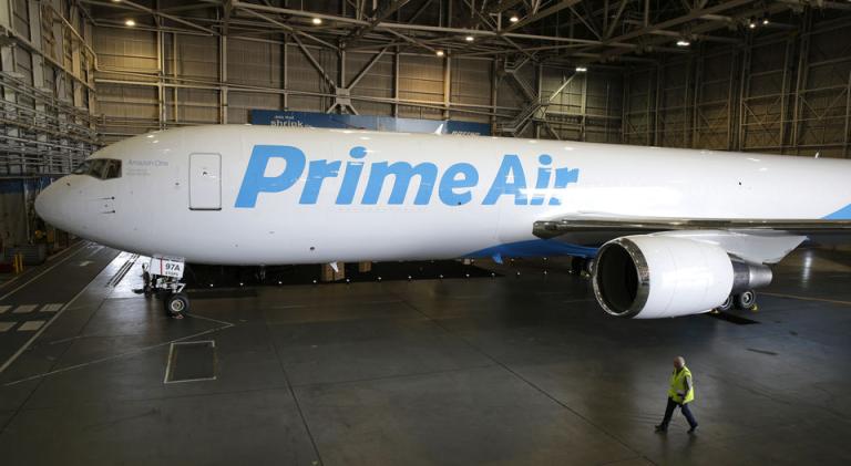 Amazon presentó su primer avión de carga «Amazon One»