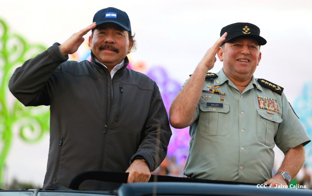 Presidente Daniel junto al General Julio César Avilés 