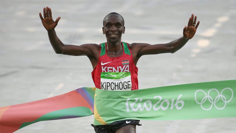 Eliud Kipchoge gana oro en jjoo