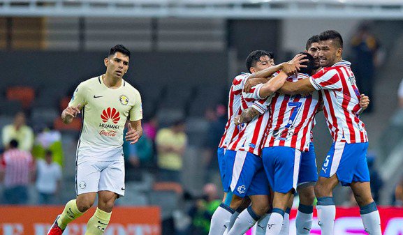 Guadalajara humilla 3-0 al América en el clásico mexicano