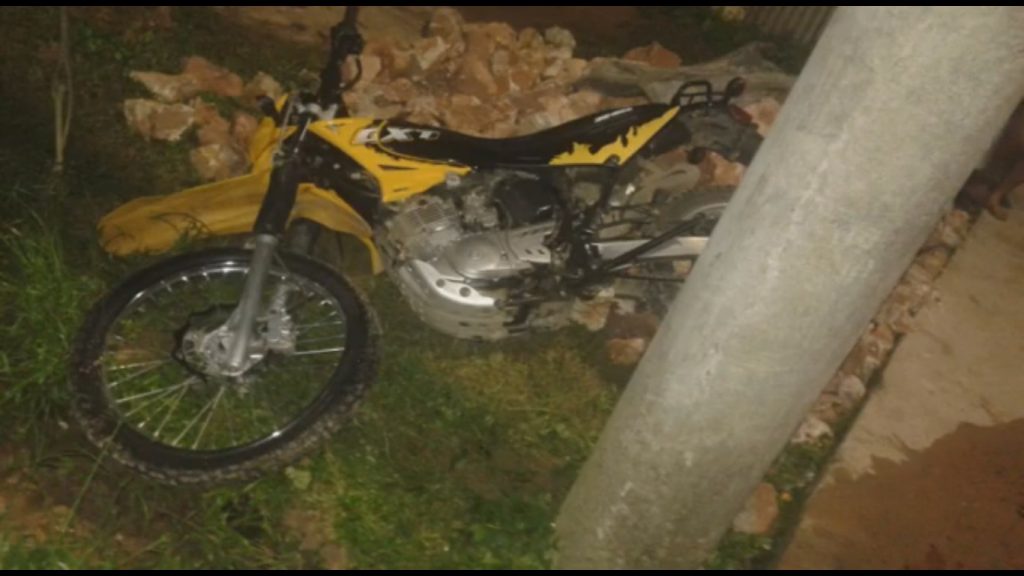 Motociclista muere tras impactar contra un poste mientras conducía ebrio2