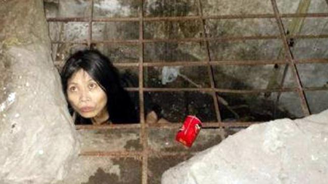 Rescatan a mujer encerrada por su familia en una jaula subterránea en China