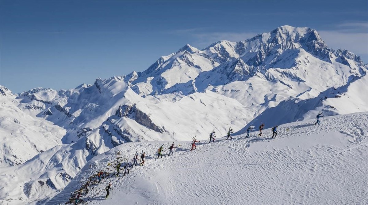 DEPORTES Pierra Menta 2016  day 3  Racers in front of the mont Blanc   FOTOGRAFIA DE JOCELYN CHAVY