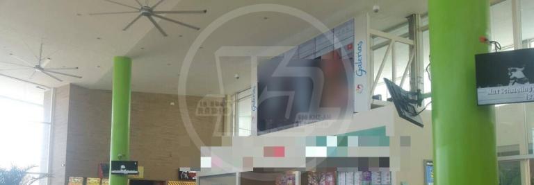 Proyectan película p0rn0 mientras niños almorzaban en Food Court Santo Domingo