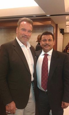 Presidente de fisicoculturismo nicaragüense se reúne con Arnold Schwarzenegger en Europa.