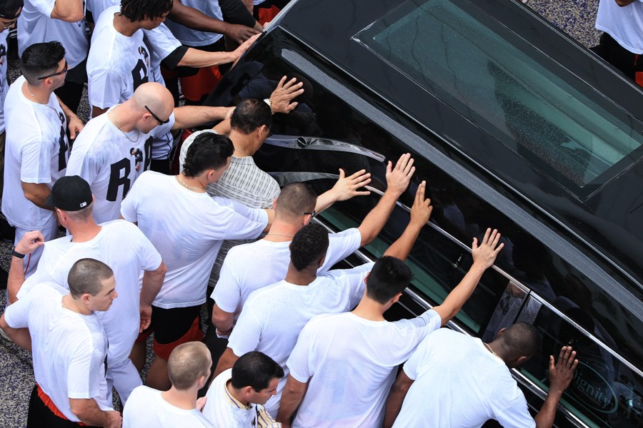 MIAMI, FL - SEPTEMBER 28: Miami Marlins players and members of the Marlins organization and their fans surround the hearse carrying Miami Marlins pitcher Jose Fernandez to pay their respects on September 28, 2016 in Miami, Florida. Mr. Fernandez was killed in a weekend boat crash in Miami Beach along with two friends.   Rob Foldy/Getty Images/AFP == FOR NEWSPAPERS, INTERNET, TELCOS & TELEVISION USE ONLY ==