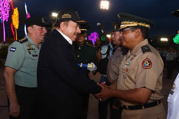 Compañeros Daniel y Rosario presiden desfile militar en honor al pueblo nicaragüense