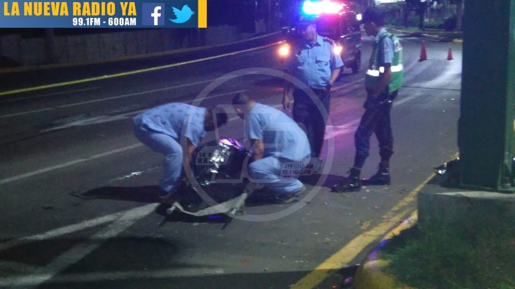 Par de motociclista mueren estrellados contra postes (1)