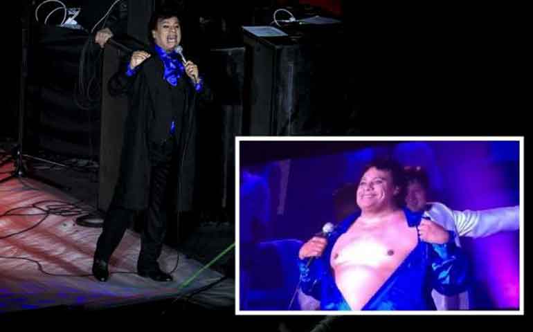 juan-gabriel-se-pone-sexy-en-concierto-se-quito-la-camisa