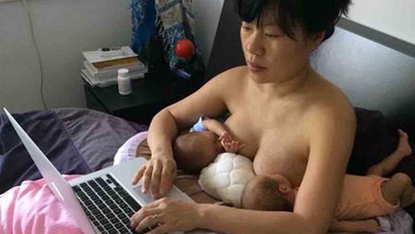 mom-breastfeeding