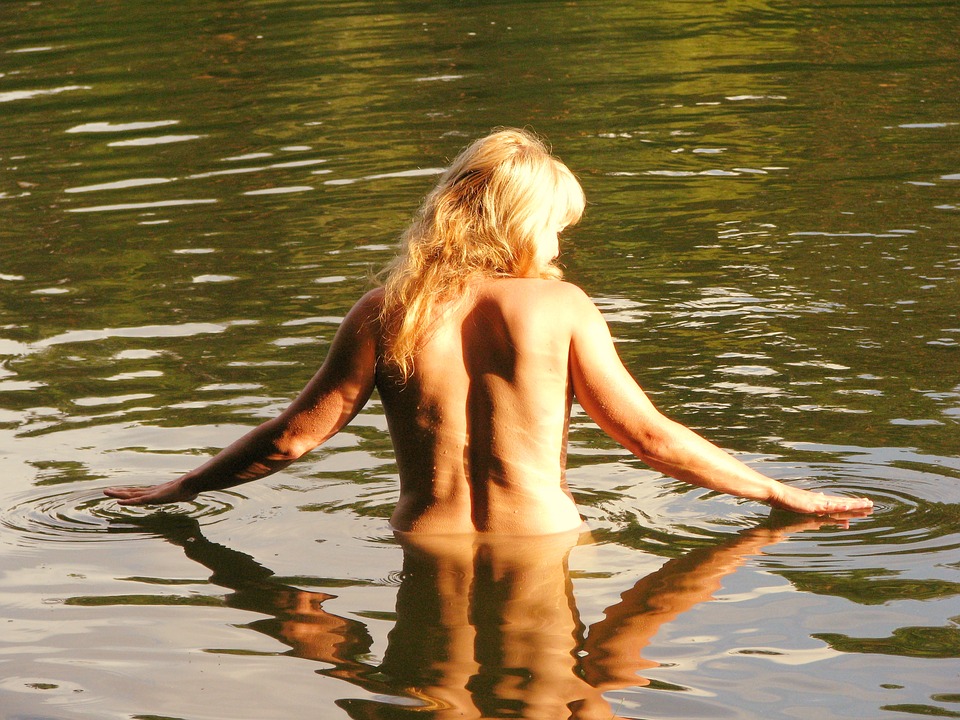 nudismo-mujer-en-agua