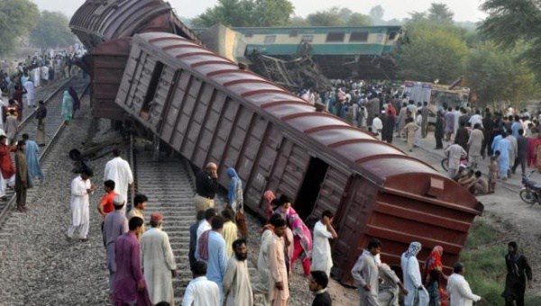 seis-muertos-en-choque-de-dos-trenes-en-pakistan