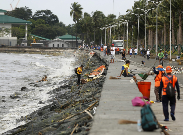 FRM007 MANILA (FILIPINAS) 19/10/2016.- Trabajadores p˙blicos limpian el paseo a lo largo de la bahÌa de Manila (Filipinas) hoy, 20 de octubre de 2016. Al menos cuatro personas han muerto en Filipinas a causa del tifÛn Heima, que golpeÛ hoy con fuertes vientos e intensas lluvias el norte del paÌs, donde miles de personas tuvieron que ser evacuadas. EFE/Eugenio Loreto