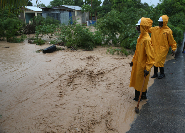 HAI02. FONT PARISSIENNE (HAITI), 04/10/16.- Personal de emergencias trabaja hoy, martes 4 de octubre de 2016, durante el paso del hurac·n Matthew en Font Parissienne (HaitÌ). El vÛrtice de Matthew, que tocÛ hoy tierra en el oeste de HaitÌ, "se mover· sobre porciones del extremo oriente de Cuba esta tarde", para girar hacia el norte noroeste maÒana miÈrcoles y hacia el noroeste en la noche de ese dÌa, indicÛ el NHC en su boletÌn de las 18.00 GMT de hoy. EFE/Orlando BarrÌa