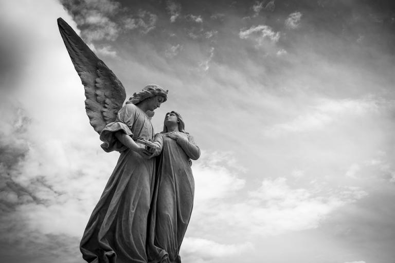 Nicaragüense se quita la vida entre las tumbas de un cementerio en Panamá