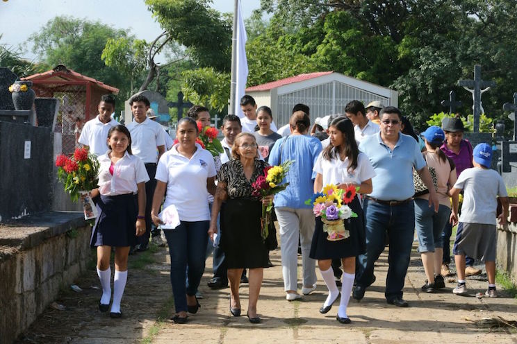 Familias conmemoran el Día de los Fieles Difuntos en cementerios del ...