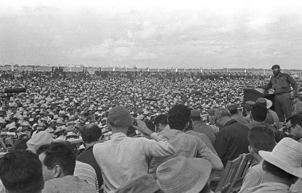 En esta foto de octubre de 1967, el líder cubano Fidel Castro pronuncia un discurso en Bayamó