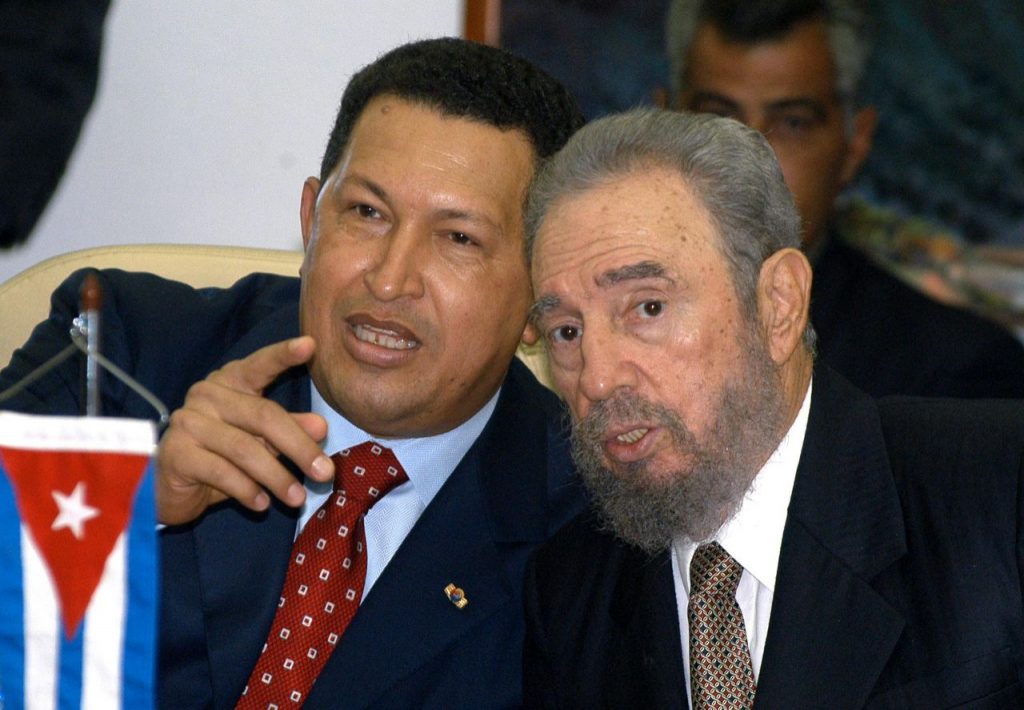 Los presidentes de Cuba, Fidel Castro y de Venezuela, Hugo Chávez (I), conversan durante un acto de graduacion de estudiantes de la Escuela Latinoamericana de Medicina, el 20 de agosto de 2005. 