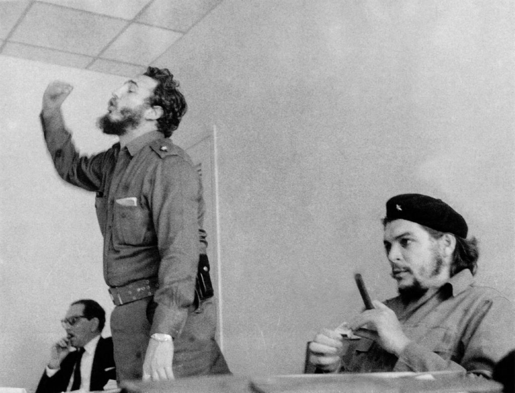 Fidel Castro habla durante una reunión en presencia del guerrillero argentino Ernesto ‘Che’ Guevara en una fotografía sin fecha tomada en los años 60 en La Habana 