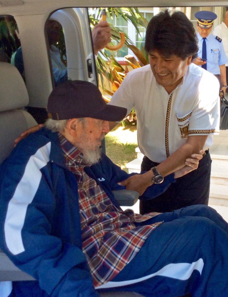 el presidente de Bolivia Evo Morales saluda al líder cubano Fidel Castro que está sentado en una camioneta en La Habana, Cuba, el jueves 13 de agosto de 2015. 