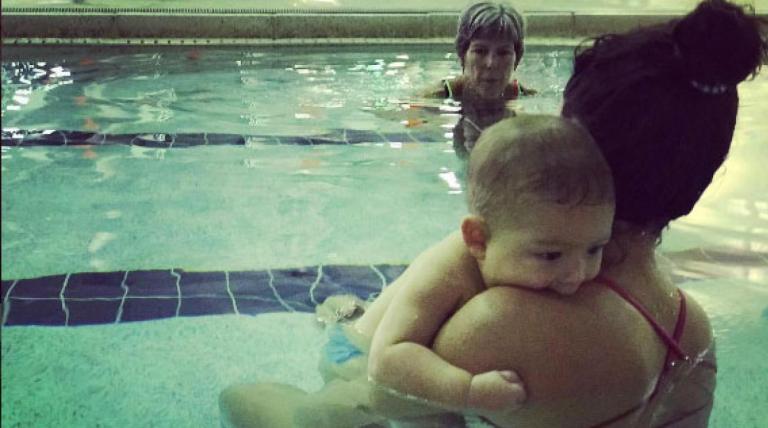 El hijo de Michael Phelps recibe su primer clase de natación