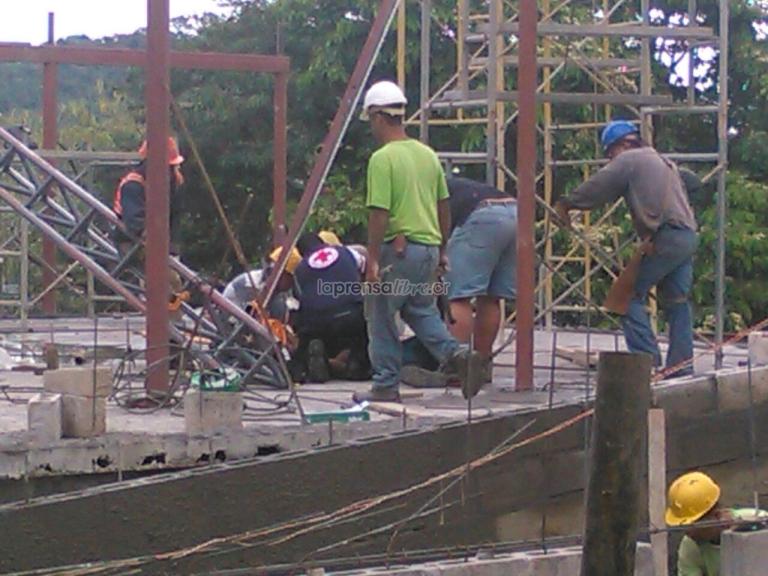 Compatriota casi muere aplastado por una viga de concreto en Costa Rica