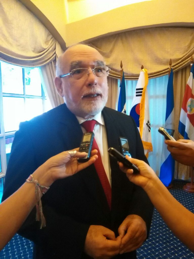 ministro-de-fomento-industria-y-comercio-orlando-solorzano