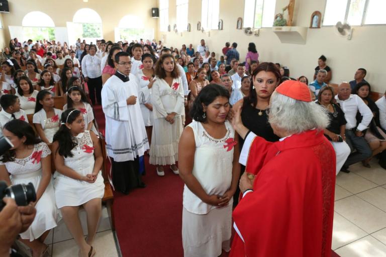 Casi sesenta jóvenes reciben confirmación de parte del Cardenal Leopoldo Brenes en comarca Nejapa