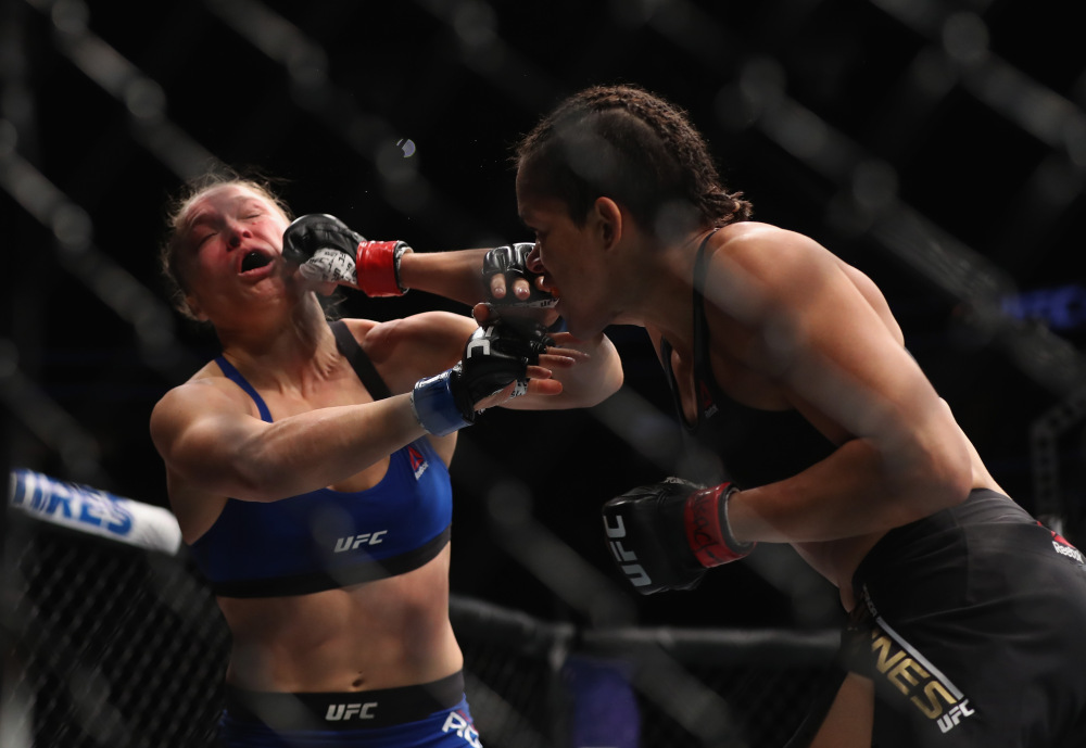 ¡Amanda Nunes retiene el título! Ronda Rousey noqueada en UFC 207