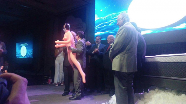 El ministro Céspedes recibió con beneplácito el regalo y no realizó ningún deslinde durante la velada