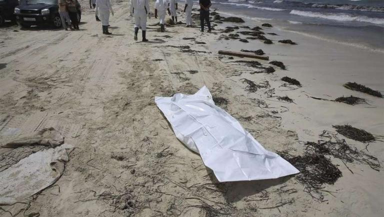 Hallan 74 cuerpos de migrantes en una playa de Libia (+VIDEO)