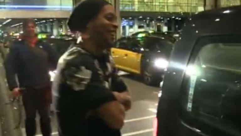 Un taxista de Barcelona casi se olvida a Ronaldinho en el aeropuerto