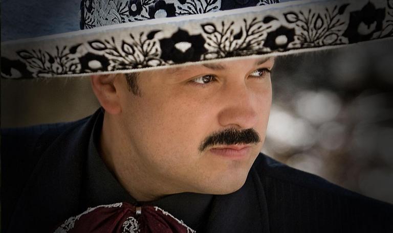 Hijo de Pepe Aguilar es acusado por tráfico de personas