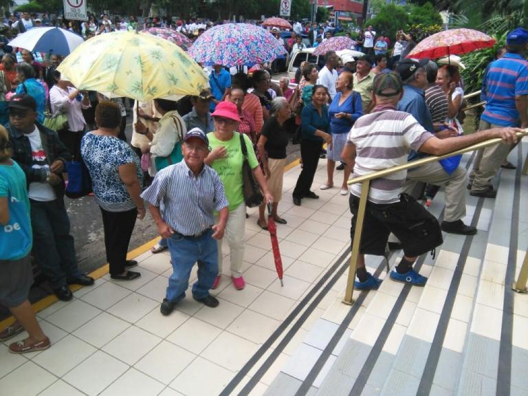 Adultos mayores participan en actividad cultural en las afueras del INSS