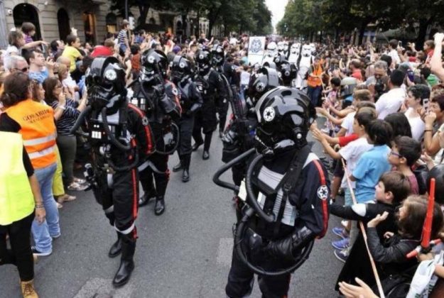En bilbao tuvo lugar un peculiar desfile de 200 personas vestidas como personajes de star wars deia com 853 573 1411455