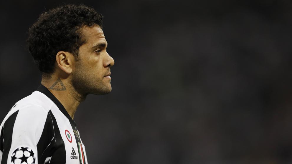 Dani Alves regresa a Brasil