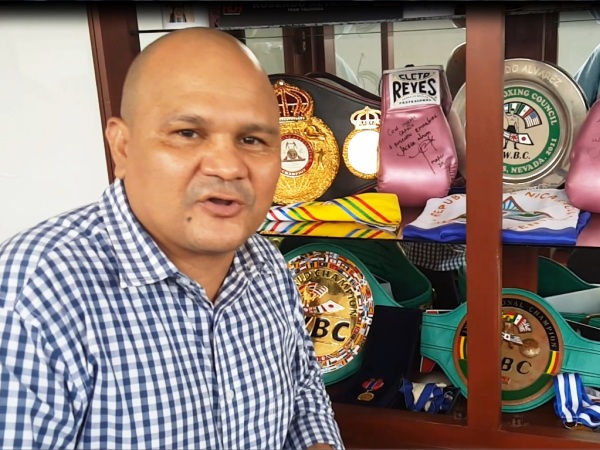 Rosendo Álvarez recibe Licencia como entrenador de boxeadores