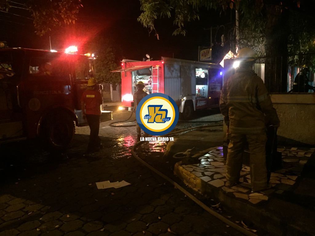 Bomberos controlan incendio / Foto referencial 