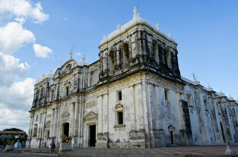 Inicia habilitación peatonal en la Catedral de León