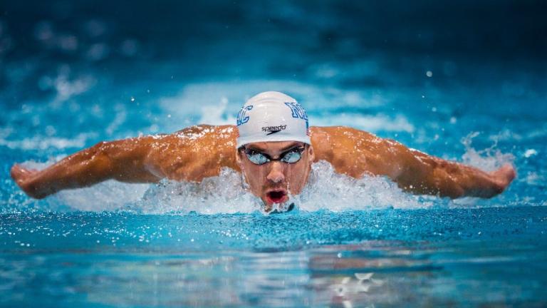 Phelps pierde contra Tiburón Blanco, en carrera realizada por Discovery Channel