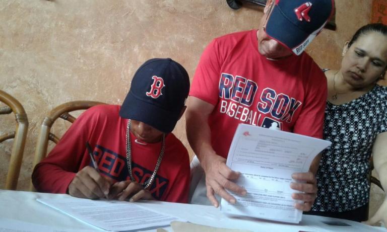 Medias Rojas fichan a Muñoz