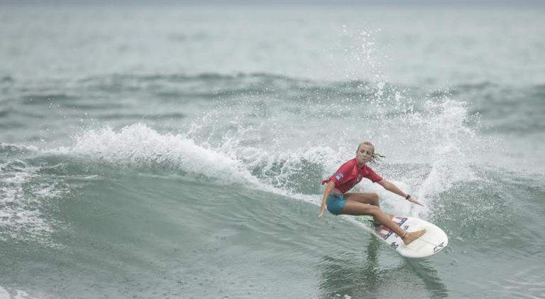La nicaragüense Valentina Resano es campeona del surf tico