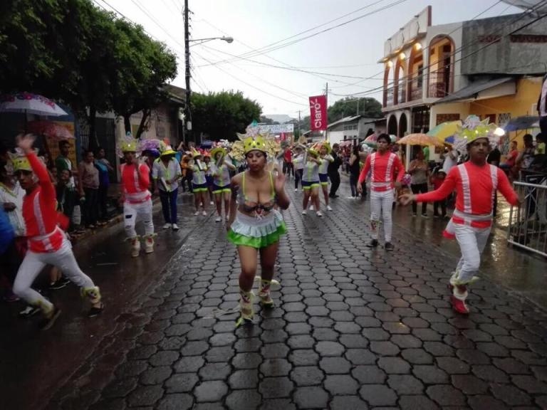 Chontaleños dan bienvenida a sus fiestas agostinas con realización de carnaval