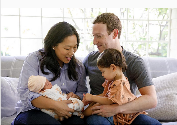 El fundador de Facebook Mark Zuckerberg recibe a su hija
