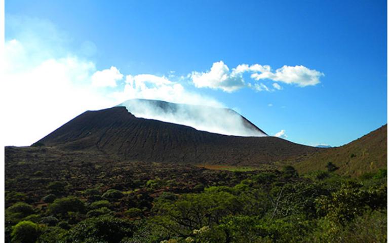 Volcán Telica registra explosión con emanación de gases y cenizas