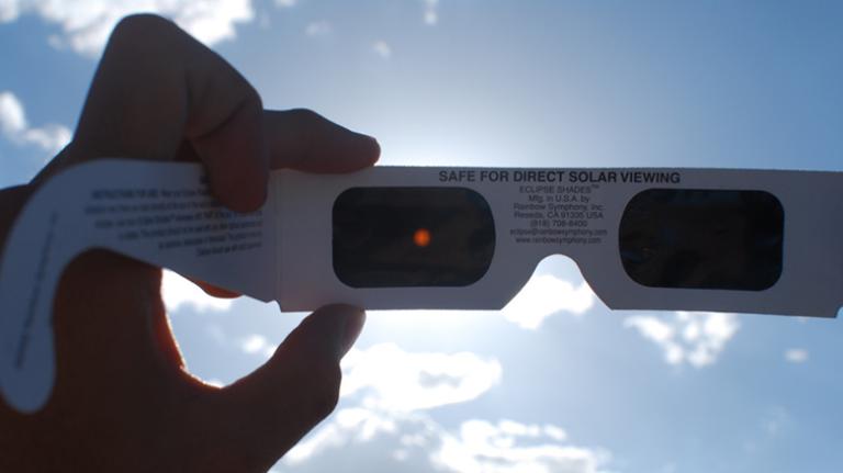 Pareja demandó a Amazon por lentes defectuosos para el eclipse