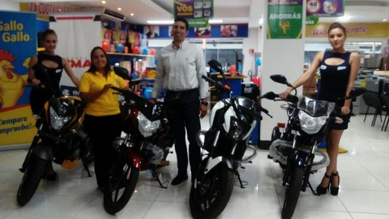 El Gallo más Gallo ofrece a todos sus clientes motocicletas marca pulsar distribuida por Grupo UMA