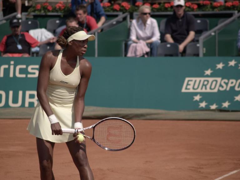 Recoge pelotas recibe el potente saque de Venus Williams, ouch! (+Video)