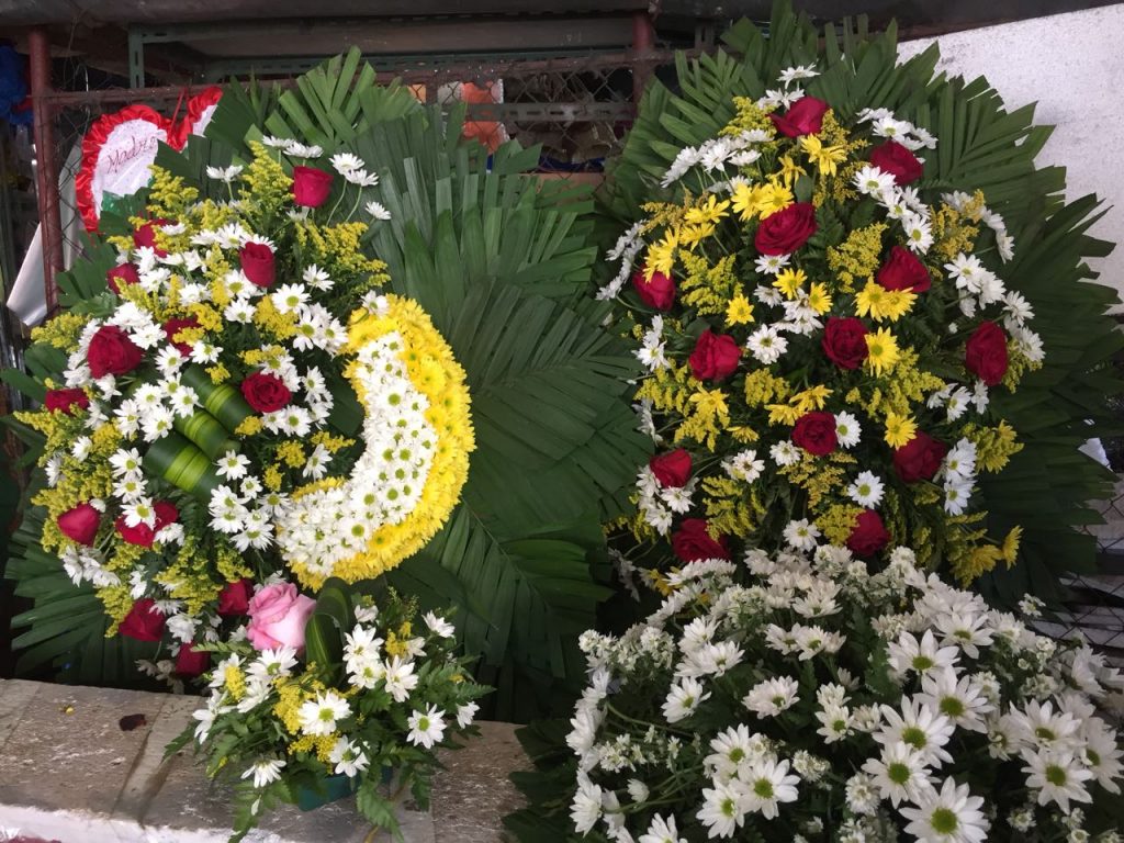 Comerciantes Listos Para La Venta De Flores En Los Cementerios